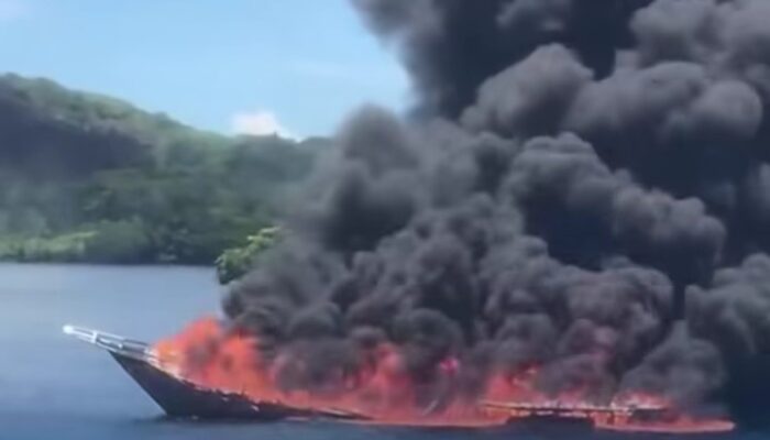 Kapal KML Sarana Perkasa Hangus Terbakar usai Tabrak Karang di Maluku Tengah