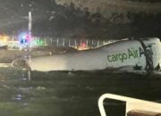 Pesawat Emirates SkyCargo Tergelincir ke Laut di Bandara Hong Kong, 2 Petugas Tewas
