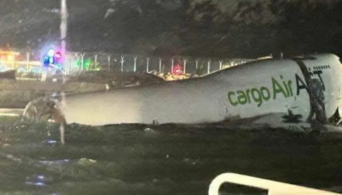 Pesawat Emirates SkyCargo Tergelincir ke Laut di Bandara Hong Kong, 2 Petugas Tewas
