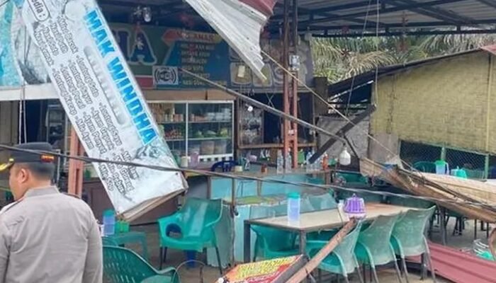 Bus ALS Hilang Kendali dan Tabrak Warung di Labuhanbatu Selatan