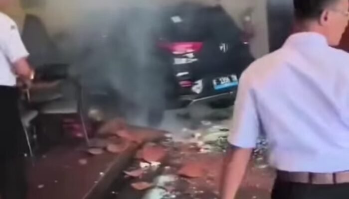 Diduga Akibat Gangguan Elektrik, SUV Listrik Tabrak Lobi Tjokro Hotel Klaten