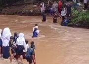 Pilu! Pelajar SD dan SMP di Pandeglang Bertaruh Nyawa Seberangi Sungai Tiap Hari
