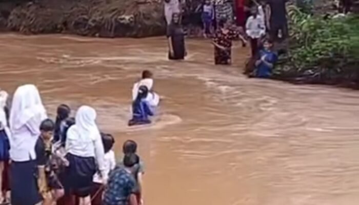 Pilu! Pelajar SD dan SMP di Pandeglang Bertaruh Nyawa Seberangi Sungai Tiap Hari