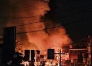 Truk Tangki BBM Terguling di Cianjur, Pos Polisi dan Ruko Ludes Terbakar