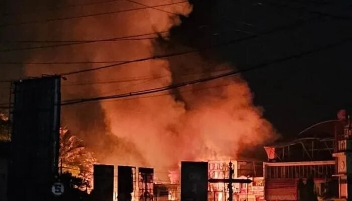 Truk Tangki BBM Terguling di Cianjur, Pos Polisi dan Ruko Ludes Terbakar