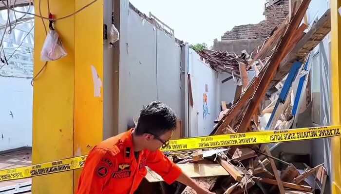 Bangunan Tua SMP Pasundan Bandung Roboh, 6 Siswa Terluka