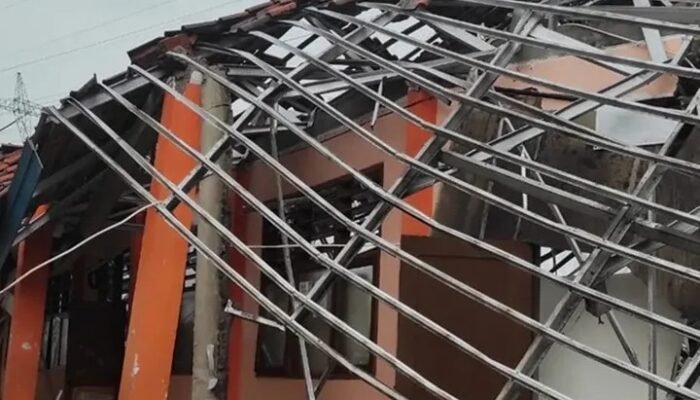 Bangunan SMKN 1 Gunung Putri Ambruk Saat Hujan Deras, 44 Pelajar Alami Luka-Luka