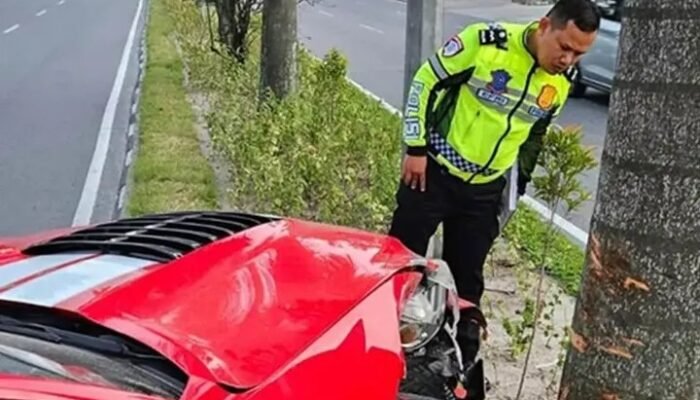 Uji Kecepatan Berujung Kecelakaan, Ford Mustang Hantam Pohon di Pekanbaru
