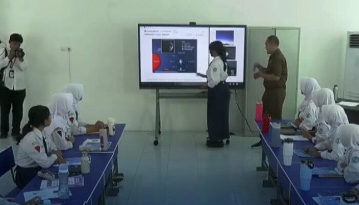 Prabowo Ajak Siswa Belajar Bersama, Tinjau Pemanfaatan IFP di SMPN 4 Kota Bekasi