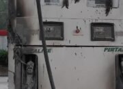 Disambar Petir, SPBU Langkas Manggarai Terbakar saat Hujan Deras