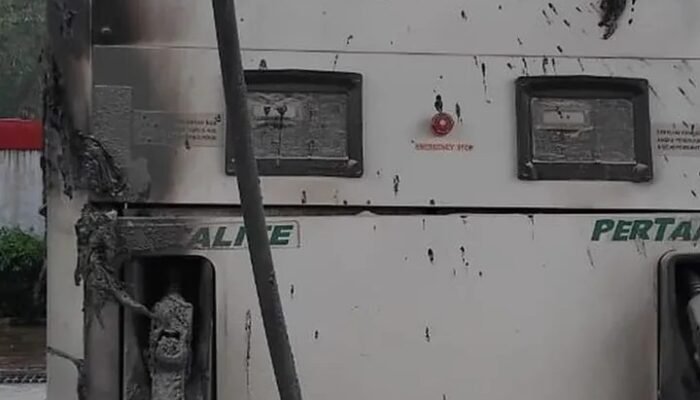 Disambar Petir, SPBU Langkas Manggarai Terbakar saat Hujan Deras