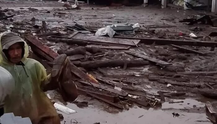 Banjir dan Longsor Melanda Sumbar, 21 Orang Tewas