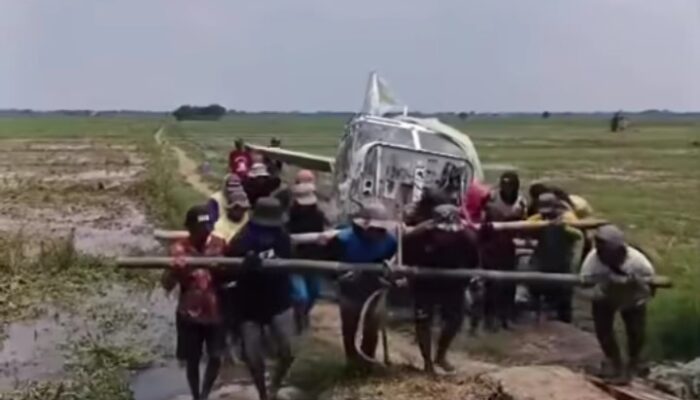 Salut! Warga Kertawaluya Gotong Royong Evakuasi Pesawat Jatuh Tanpa Alat Berat