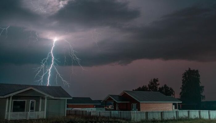 Rumah di Gresik Terbakar Disambar Petir, Kerugian Capai Rp25 Juta