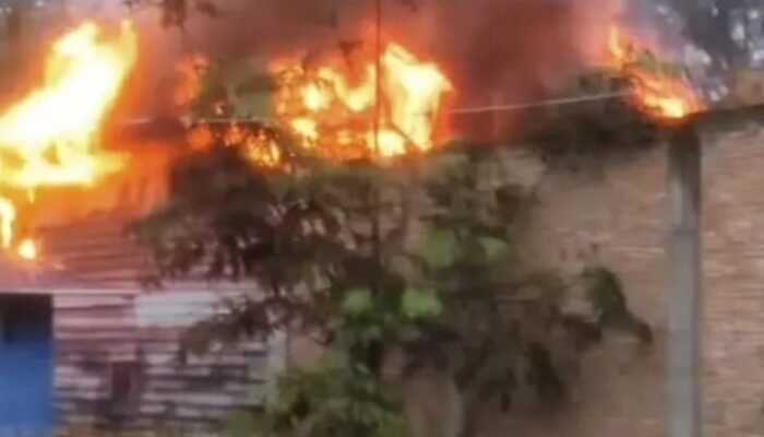 Dicurigai sebagai Rumah Bandar Narkoba, Warga Mandailing Natal Bakar Rumah Tetangga