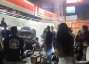 Kecelakaan Beruntun di Bundaran RSUD Karawang, Sebuah Mobil Tabrak Lapak Pedagang