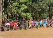 Akses Terputus, Warga Rusip Antara Bangun Jembatan Darurat Secara Manual