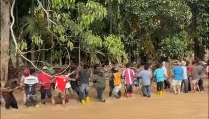 Akses Terputus, Warga Rusip Antara Bangun Jembatan Darurat Secara Manual
