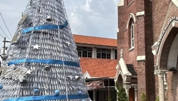 Daur Ulang Botol Plastik, Gereja di Surabaya Buat Pohon Natal Raksasa