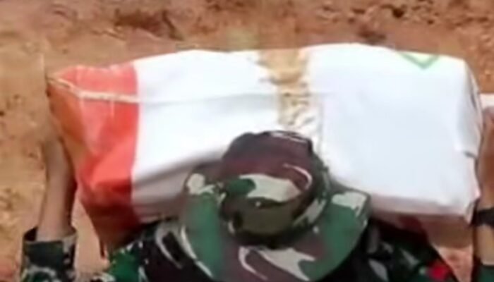 Prajurit Yonif 122/TS Tembus Desa Terisolir di Tapanuli Tengah dengan Berjalan Kaki 5km