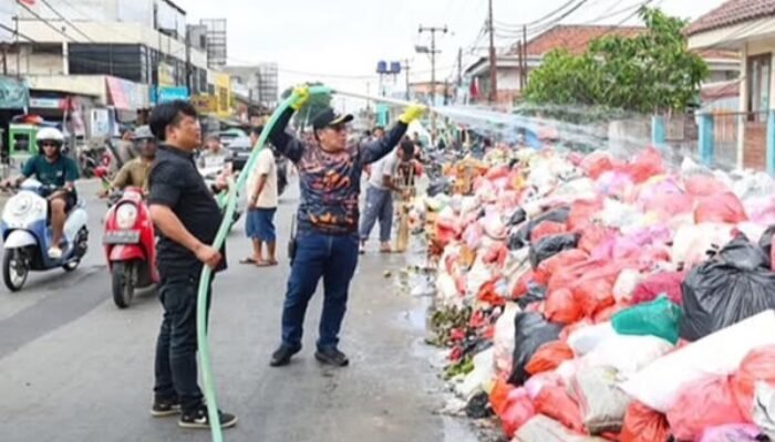 Alih-Alih Olah Sampah, Pemkot Tangsel Tutup Sampah di Jalan dengan Terpal
