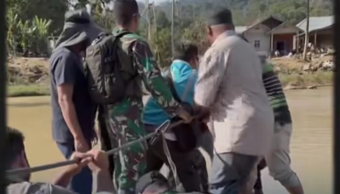 Tinjau Wilayah Terisolir, Gubernur Aceh Alami Insiden Rakit Terbalik