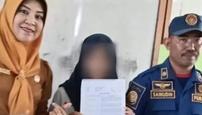 Viral! Siswi SMP Negeri 5 Kendari Ambil Rapor Didampingi Petugas Damkar