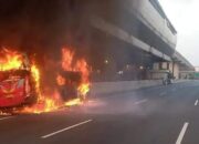 Bus Rombongan Peziarah Asal Lampung Terbakar di Tol Japek KM 06A