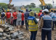 Petugas Gabungan Lakukan Pemasangan Bronjong dan Sheet Pile di Irigasi Kalimalang Badami