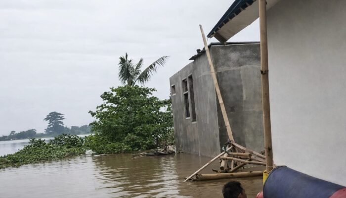 Nahas! Banjir Rendam Rumah Panggung KDM di Desa Karangligar