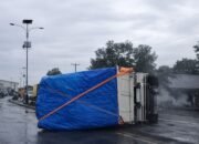 Nahas! Truk Terguling Usai Lewati Jalan Berlubang di Jatisari