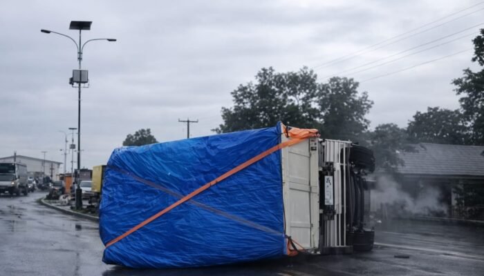 Nahas! Truk Terguling Usai Lewati Jalan Berlubang di Jatisari