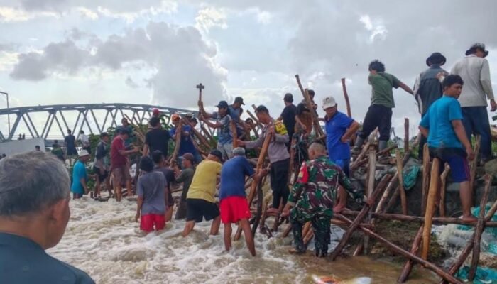 Nahas! Tanggul Sungai Citarum Dua Kali Jebol di Kawasan Muara Gembong
