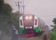 Viral! Remaja Berdiri di Rel Saat Kereta Melaju di Sidoarjo
