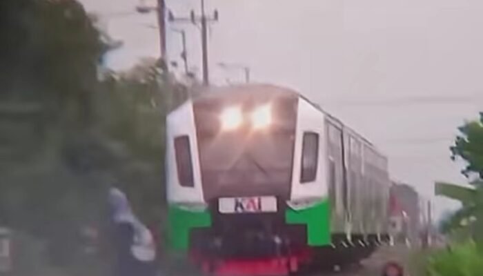 Viral! Remaja Berdiri di Rel Saat Kereta Melaju di Sidoarjo