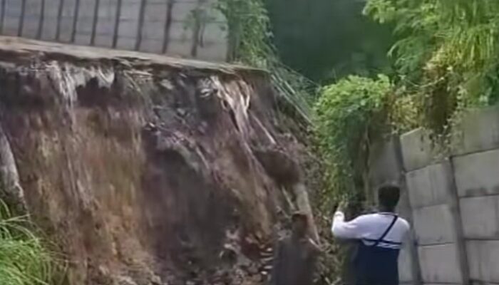 Hujan Deras Memicu Longsor, Joging Track Stadion Gejos Gresik Rusak