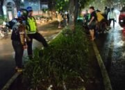Pengendara Motor Tewas Tabrak Pohon di Jalan Ibrahim Adjie Bandung
