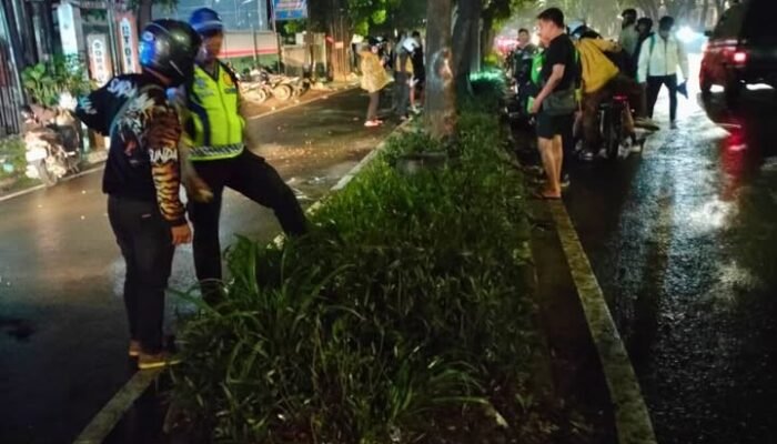 Pengendara Motor Tewas Tabrak Pohon di Jalan Ibrahim Adjie Bandung