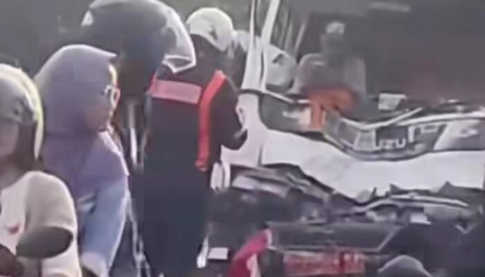 Diduga Rem Blong, Truk Sampah Tabrak Motor dan Truk di Pangulah Karawang