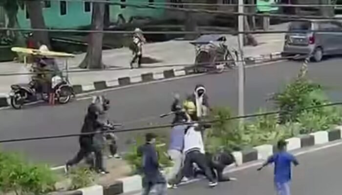 Bentrokan Berdarah Antarormas Terjadi di Depan PS Mall Palembang