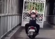 Dua Remaja Curi Pagar Masjid di Bekasi, Aksi Terekam Warga