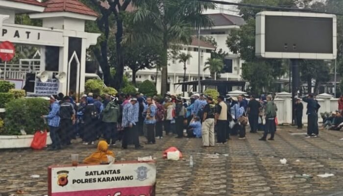 Viral! Pensiunan PNS Karawang Demo Tuntut Dana KORPRI