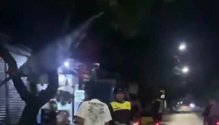 Tegur Pengendara Motor Pelan-Pelan di Lokasi Banjir, 2 Sejoli Dianiaya