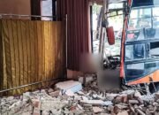 Hindari Pelajar Jatuh, Bus Pengangkut Karyawan Hantam Masjid
