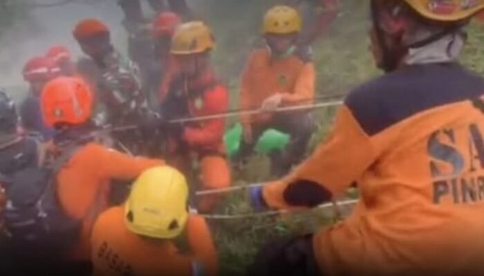 Tim SAR Temukan Enam Bagian Tubuh Korban ATR 42-500 di Gunung Bulusaraung