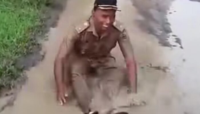 Protes Jalan Rusak, Kades Ngepringan Mandi di Kubangan Lumpur