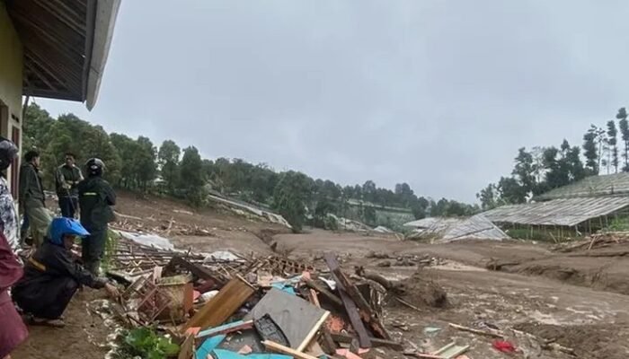 Longsor dan Banjir Terjang Cisarua Bandung Barat, 8 Orang Tewas dan 82 Hilang