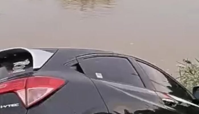 Diduga Hilang Kendali, Mobil Masuk Saluran Irigasi di Cikampek