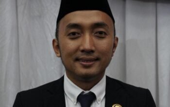 Keren! Wakil Ketua DPRD Karawang Serahkan Bantuan PIP kepada Puluhan Siswa