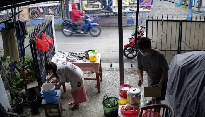 Nahas! Uang Jutaan Nenek Penjual Nasi Uduk Dicuri Pembelinya Sendiri